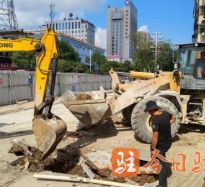 少妇啊啊操屄在线高温下的坚守｜道路建设者用汗水铺就畅通路